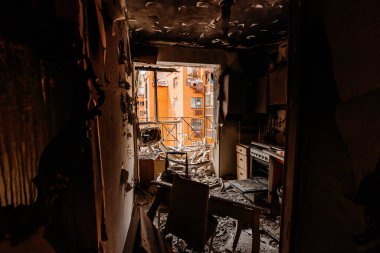 Ruslarla savaştan sonra Irpen 'deki bombardımandan sonra dairenin duvarları.