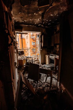 Ruslarla savaştan sonra Irpen 'deki bombardımandan sonra dairenin duvarları.