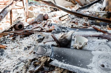 Ruslarla savaştan sonra Irpen 'deki daireleri yıktılar.