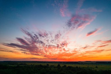 Kızıl gökyüzü ile gün batımı, drone görünümü