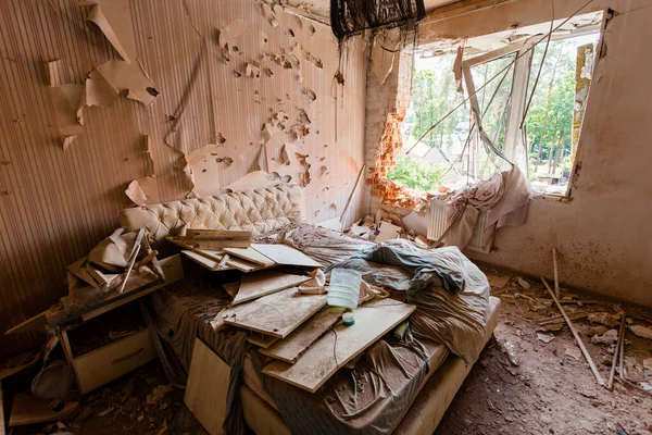 the walls of the apartment after the shells in Irpen from the war with the Russians