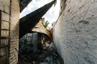Rus işgali nedeniyle Irpin şehrinde yanan daireler.