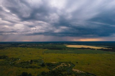 siyah fırtına bulutları drone görünümü