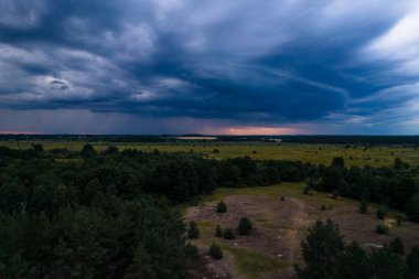 siyah fırtına bulutları drone görünümü