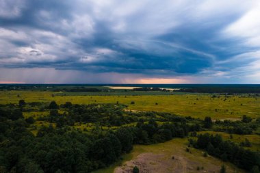 siyah fırtına bulutları drone görünümü