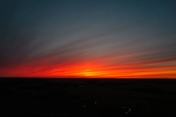 Puesta Sol Roja Nubes Oscuras — Foto de Stock