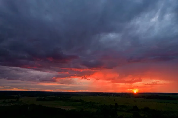 Kara Bulutlar Içinde Kırmızı Günbatımı — Stok fotoğraf