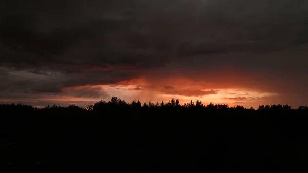 Roter Sonnenuntergang Dunklen Wolken — Stockfoto