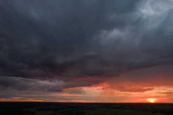 Kara Bulutlar Içinde Kırmızı Günbatımı — Stok fotoğraf
