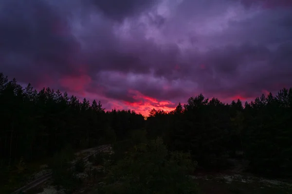 Pôr Sol Vermelho Com Nuvens Negras — Fotografia de Stock