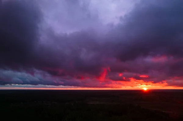 Tramonto Rosso Con Nuvole Nere — Foto Stock