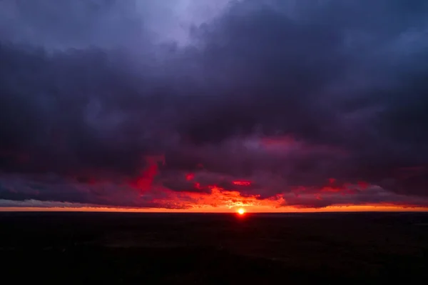 Tramonto Rosso Con Nuvole Nere — Foto Stock