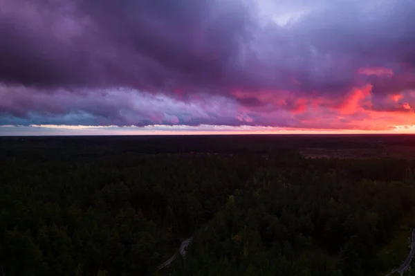 Czerwony Zachód Słońca Czarnymi Chmurami — Zdjęcie stockowe