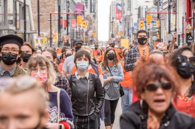 İnsanlar, Toronto, Ontario 'daki Dundas Meydanı' nda düzenlenen Turuncu Gömlek Günü ve Ulusal Gerçek ve Uzlaşma Günü 'ne iyileşmek, halkı bilinçlendirmek ve yerli bir topluluk olarak birlikte yükselmek için katılıyor..
