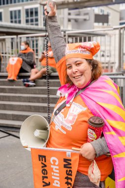 İnsanlar, Toronto, Ontario 'daki Dundas Meydanı' nda düzenlenen Turuncu Gömlek Günü ve Ulusal Gerçek ve Uzlaşma Günü 'ne iyileşmek, halkı bilinçlendirmek ve yerli bir topluluk olarak birlikte yükselmek için katılıyor..