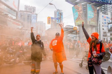 İnsanlar, Toronto, Ontario 'daki Dundas Meydanı' nda düzenlenen Turuncu Gömlek Günü ve Ulusal Gerçek ve Uzlaşma Günü 'ne iyileşmek, halkı bilinçlendirmek ve yerli bir topluluk olarak birlikte yükselmek için katılıyor..