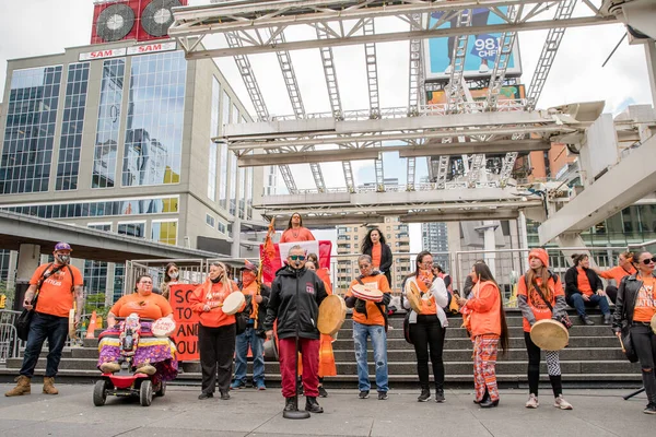 사람들은 토론토 Dundas Square 오렌지 Orange Shirt Day 화해의 National — 스톡 사진