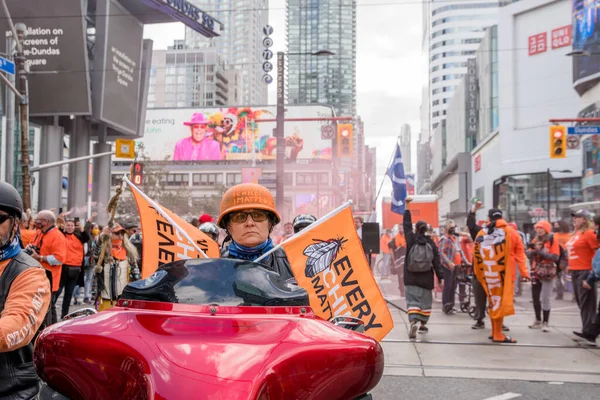 사람들은 토론토 Dundas Square 오렌지 Orange Shirt Day 화해의 National — 스톡 사진