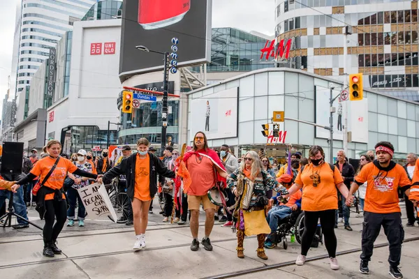 사람들은 토론토 Dundas Square 오렌지 Orange Shirt Day 화해의 National — 스톡 사진
