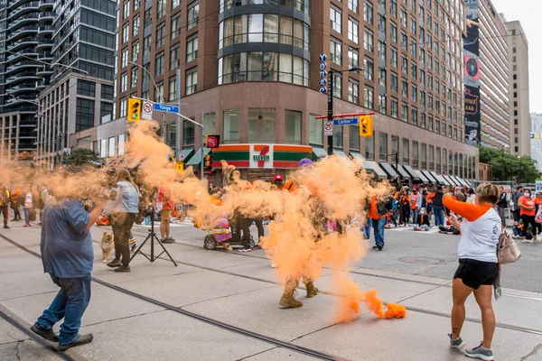 사람들은 토론토 Dundas Square 오렌지 Orange Shirt Day 화해의 National — 스톡 사진