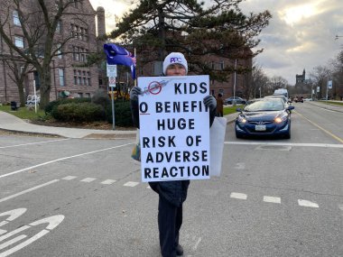 TORONTO, Kanada - 4 ARALIK 2021 ANTI-COVID VACCINE PROTESİ Queen 's Park' ın dışında. KOVID-19 PANDEMİK İÇİN BİRLİĞİNİ SORUŞTURUYOR.