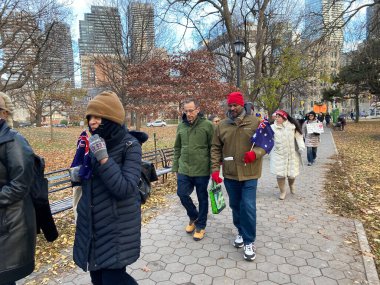 TORONTO, Kanada - 4 ARALIK 2021 ANTI-COVID VACCINE PROTESİ Queen 's Park' ın dışında. KOVID-19 PANDEMİK İÇİN İNSANLARI VE SORUŞTURUYOR.