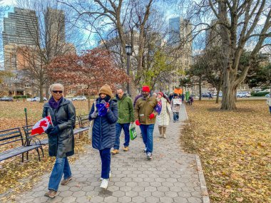 TORONTO, Kanada - 4 ARALIK 2021 ANTI-COVID VACCINE PROTESİ Queen 's Park' ın dışında. KOVID-19 PANDEMİK İÇİN İNSANLARI VE SORUŞTURUYOR.