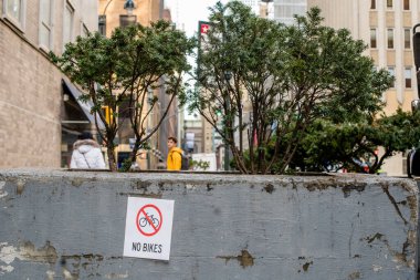 New York City, ABD - 22 Aralık 2021: New York 'ta Covid-19 salgını sırasında Daily Life. COVID-19 pandemik Omicron dalgası sırasında sokaktaki insanlar.   