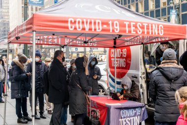 New York City, ABD - 22 Aralık 2021: New York 'ta Covid-19 salgını sırasında Daily Life. COVID-19 pandemik Omicron dalgası sırasında sokaktaki insanlar.   