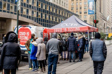 New York City, ABD - 22 Aralık 2021: New York 'ta Covid-19 salgını sırasında Daily Life. COVID-19 pandemik Omicron dalgası sırasında sokaktaki insanlar.   