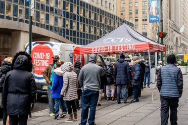 New York City, ABD - 22 Aralık 2021: New York 'ta Covid-19 salgını sırasında Daily Life. COVID-19 pandemik Omicron dalgası sırasında sokaktaki insanlar.   