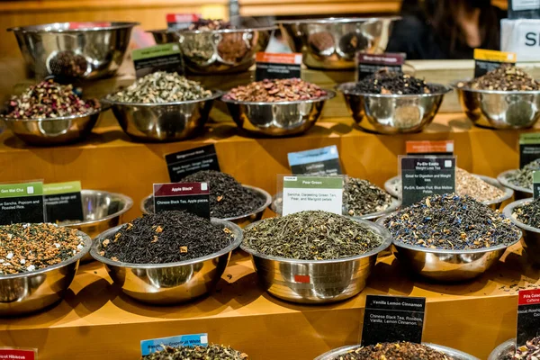 New York City, ABD - 22 Aralık 2021: New York 'ta Covid-19 salgını sırasında Daily Life. Manhattan 'daki Grand Central Market