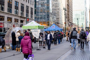 New York City, ABD - 22 Aralık 2021: New York 'ta Covid-19 salgını sırasında Daily Life. COVID-19 pandemik Omicron dalgası sırasında sokaktaki insanlar.   