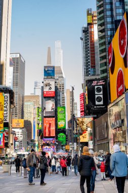 New York City, ABD - 22 Aralık 2021: New York 'ta Covid-19 salgını sırasında Daily Life. COVID-19 pandemik Omicron dalgası sırasında sokaktaki insanlar.   