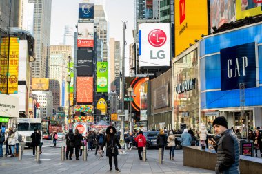 New York City, ABD - 22 Aralık 2021: New York 'ta Covid-19 salgını sırasında Daily Life. COVID-19 pandemik Omicron dalgası sırasında sokaktaki insanlar.   