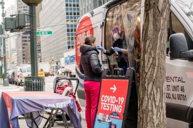 New York City, 27 Aralık 2021 - COVID-19 mobil test alanı