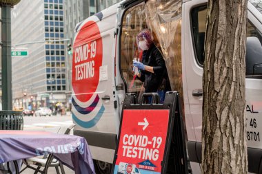 New York City, 27 Aralık 2021 - COVID-19 mobil test alanı