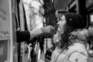 New York City, 27 Aralık 2021 - COVID-19 mobil test alanı