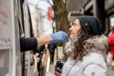 New York City, 27 Aralık 2021 - COVID-19 mobil test alanı