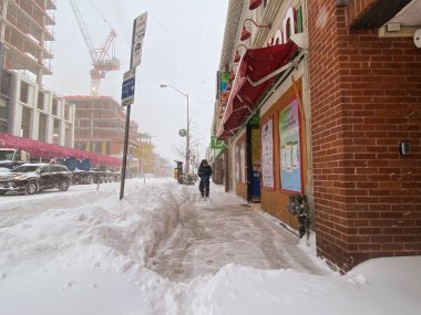 Toronto, Kanada - 17 Ocak 2022: Büyük kış fırtınasından sonra adam temizleme caddesi