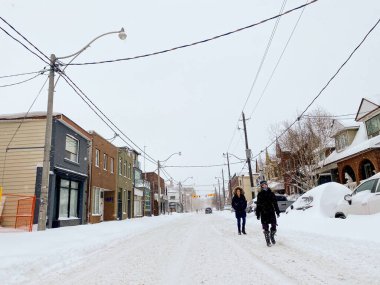 Toronto, Kanada - 17 Ocak 2022: Büyük kış fırtınasından sonra insanlar Toronto caddesinde yürüyor