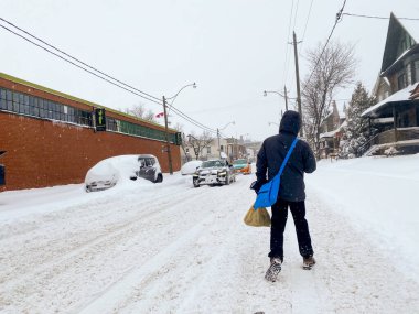 Toronto, Kanada - 17 Ocak 2022: Büyük kış fırtınasından sonra insanlar Toronto caddesinde yürüyor