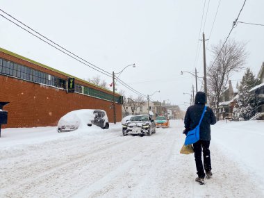 Toronto, Kanada - 17 Ocak 2022: Büyük kış fırtınasından sonra insanlar Toronto caddesinde yürüyor