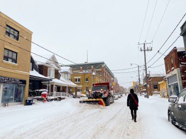 Toronto, Kanada - 17 Ocak 2022: Büyük kış fırtınasından sonra kar küreyen kamyon