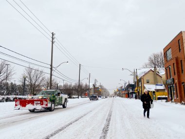Toronto, Kanada - 17 Ocak 2022: Büyük kış fırtınasından sonra insanlar Toronto caddesinde yürüyor