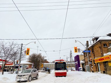 Toronto, Kanada - 17 Ocak 2022: Büyük kış fırtınasından sonra Toronto caddesinde toplu taşıma
