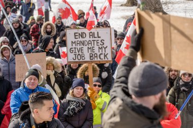 6 Şubat 2022 Toronto Anti Vax protestosu Queens Park 'ta. Kamyon konvoyu protestocuları, zorunlu olmayan gösterilerle dayanışma içinde olmak üzere arka arkaya ikinci hafta sonu için Queen 's Park, Toronto' da toplandılar.. 