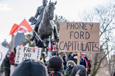 6 Şubat 2022 Toronto Anti Vax protestosu Queens Park 'ta. Kamyon konvoyu protestocuları, zorunlu olmayan gösterilerle dayanışma içinde olmak üzere arka arkaya ikinci hafta sonu için Queen 's Park, Toronto' da toplandılar.. 