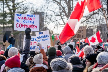 6 Şubat 2022 Toronto Anti Vax protestosu Queens Park 'ta. Kamyon konvoyu protestocuları, zorunlu olmayan gösterilerle dayanışma içinde olmak üzere arka arkaya ikinci hafta sonu için Queen 's Park, Toronto' da toplandılar.. 