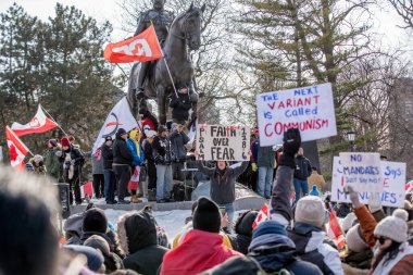 6 Şubat 2022 Toronto Anti Vax protestosu Queens Park 'ta. Kamyon konvoyu protestocuları, zorunlu olmayan gösterilerle dayanışma içinde olmak üzere arka arkaya ikinci hafta sonu için Queen 's Park, Toronto' da toplandılar.. 